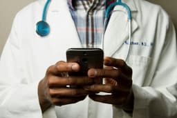Ứng dụng ChatGPT trong Y tế: Cách AI hỗ trợ chẩn đoán và quản lý hồ sơ bệnh án chuẩn HIPAA