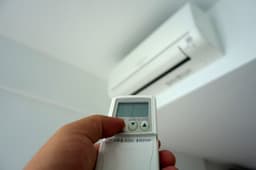 Chính trị của máy điều hòa tại Thụy Sĩ: Khi hạ tầng kỹ thuật đối đầu với biến đổi khí hậu