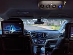 Cuộc chiến định nghĩa an toàn trên xe tự hành: Mỹ muốn xóa bỏ vô lăng, EU chọn giám sát tài xế