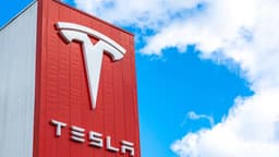 Tesla và canh bạc AI: Khi dòng tiền đốt cháy niềm tin của nhà đầu tư