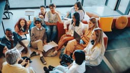 Khoảng cách thế hệ trong công nghệ: Tại sao Gen Z và quản lý đang 'lệch pha' về kỹ năng làm việc?