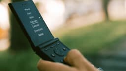 Light Flip: Khi sự tối giản trở thành vũ khí chống lại kỷ nguyên AI bão hòa