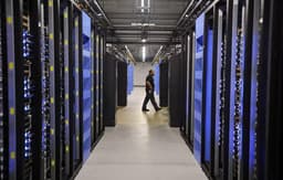 Bên trong các trung tâm dữ liệu AI: Khi sự hào nhoáng của chip vàng đối mặt với thực tế tiêu thụ năng lượng khổng lồ