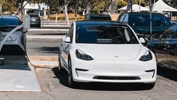 Tesla và nghịch lý lợi nhuận: Khi canh bạc AI đè nặng lên bảng cân đối kế toán