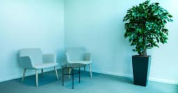 Kiếm Damocles tại nơi làm việc: Cái giá nhân văn đắt đỏ của việc trì hoãn sa thải